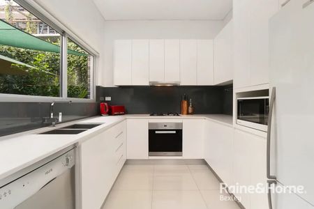 Stylish Inner-West Townhouse in Heart of Canterbury - Photo 3