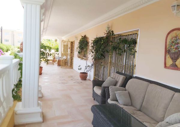 LONG TERM RENTAL. Spacious villa with 6 bedrooms for rent.