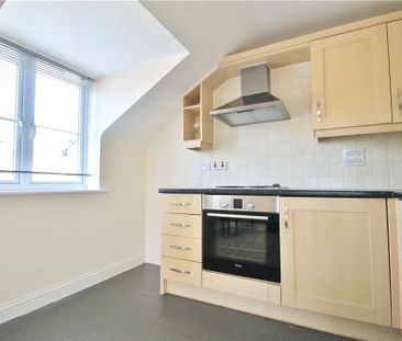 Tudor Way, Knaphill, Woking, Surrey, GU21 2UE - Photo 5