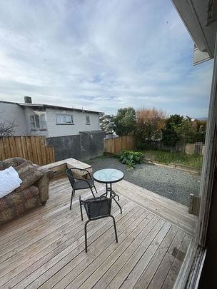 Charming 5BR in Hataitai w/ Deck & Garden - Photo 1