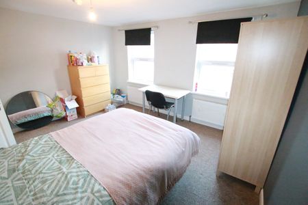 6 Bed Terraced House, Grange Avenue, RG6 - Photo 2