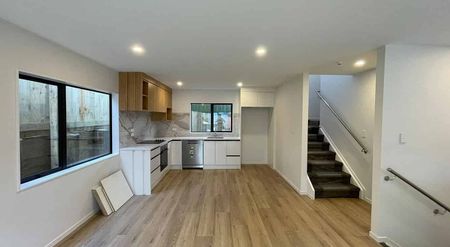 Near New 3 Bedroom + 2.5 Bathrooms + Garage - Photo 5