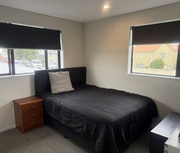 Riccarton – Modern 4 bedroom/2 bathroom Townhouse. Suit Mature Stud... - Photo 4