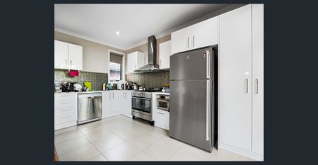 LIGHT, BRIGHT AND GREAT LOCATION - Photo 5