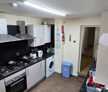 1 bedroom in a house share to rent - Photo 3