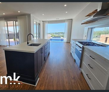 Sparkling Inground Pool & Spa - Big 31sq family home on an 800m block - Photo 2