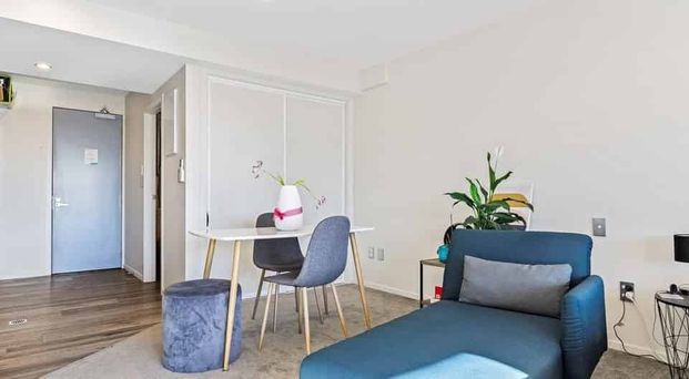 Lock and Leave Inner City Living - Photo 1