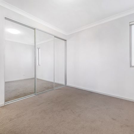 Spacious 2 bed unit - prime location - Photo 3
