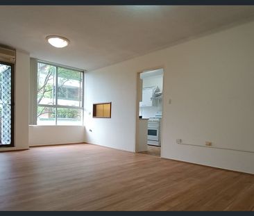 Spacious 2 bedrooms unit close to everything. - Photo 5