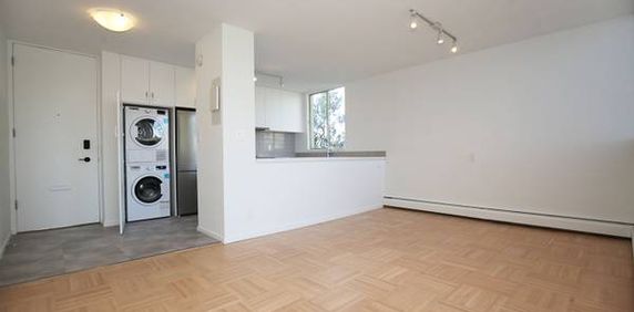 Kerrisdale | Spacious 2 bed 2 bath w/ insuite laundry @ David Craig - Photo 2