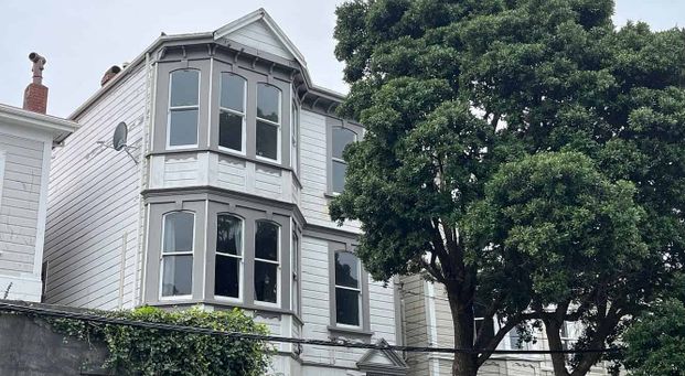 Large central Charming 1 bedroom flat (refurbished - Photo 1