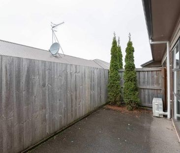 Modern 2-bedroom Unit With Private Courtyard & 2 Car Parks! - Photo 6