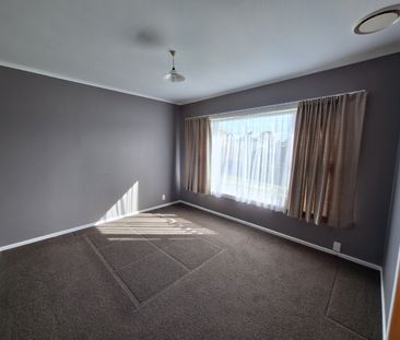 Family home with a big yard! - Photo 5