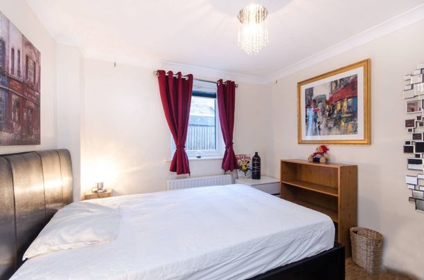 Room in a Shared Flat, Merton Road, SW19 - Photo 1