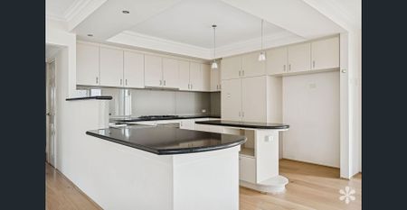 Ideal Family Home - Photo 2