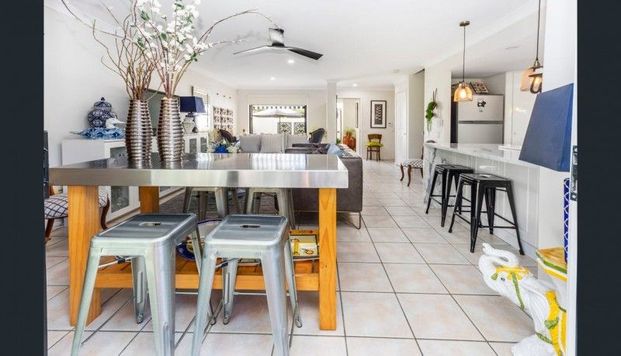 FULLY RENOVATED TOWNHOUSE FOR $850 PER WEEK - Photo 1