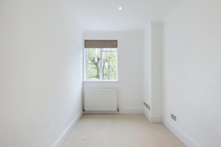 5 bedroom house in St John's Wood - Photo 2