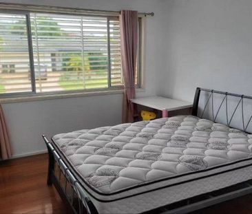 Furnished/Bill Incl 4 Bedroom Upper Flat - Photo 3