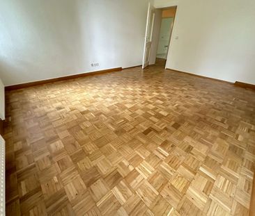 Parkett -geräumige Zimmer - großer Balkon an der Küche ! - Photo 5