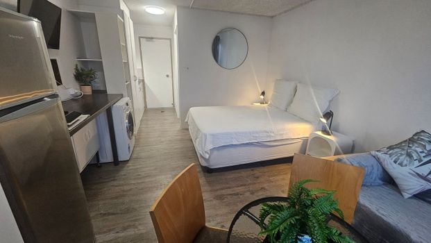 Renovated studio apartment on the Broadwater Southport! - Photo 1