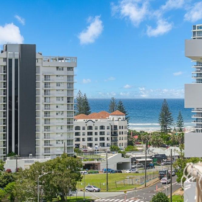 STUNNING FULL FLOOR APARTMENT - CENTRAL - Photo 1