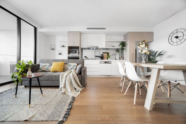 FULLY FURNISHED MODERN & CONVENIENCE 2 BEDROOM IN THE HEART OF MASCOT - Photo 1