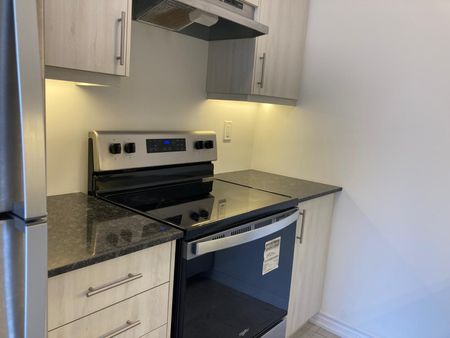 For Lease - 31 Pumpkin Corner Crescent, Barrie, Ontario - Photo 3