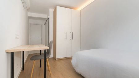 Room in a shared 5-bedroom apartment for rent in San Fermín - Photo 3