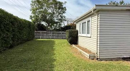 Charming 2 Bedroom Home in Central Papakura - Photo 2