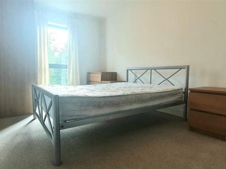 2 bedroom Flat To Let - Photo 4