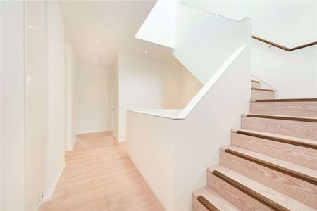 Stunning modern 5 bedroom house located in an award winning development with off street parking and communal gardens. - Photo 3