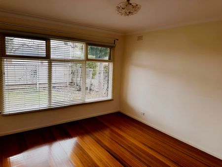 3 Bed, 1 Bath - Photo 2