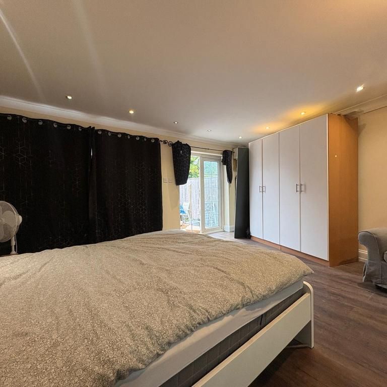 Studio to rent - Photo 1