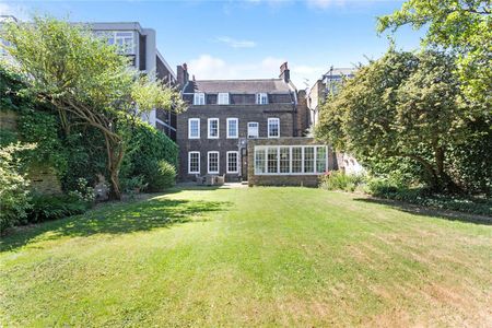 Immaculately presented six bedroom detached, family home, in the heart of Clapham Old Town, featuring an abundance of space and light. - Photo 5