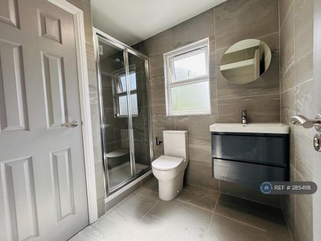 1 bedroom in a house share to rent - Photo 4