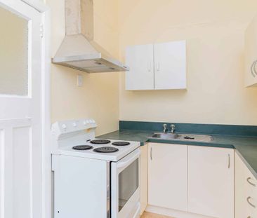 Three Bedroom on Lyndhurst St - Photo 5