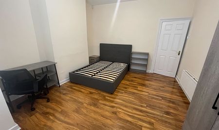 Fantastic 4 Bedroom House - Photo 2