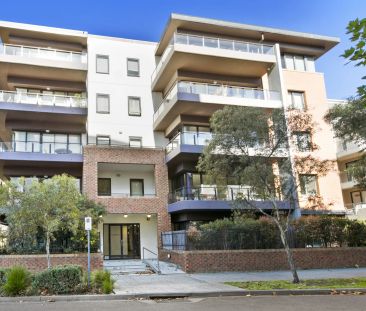 Top Floor Penthouse-Style Apartment in a Prime Location - Photo 1