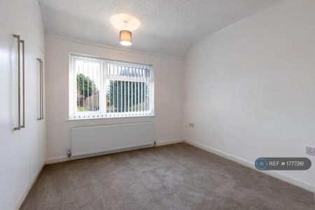 3 bedroom semi-detached house to rent - Photo 4