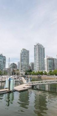 Million Dollar Views- Luxurious Yaletown Apartment - Photo 1