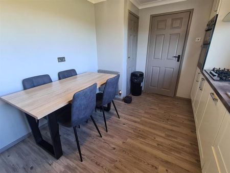 3 bedroom end of terrace house to rent - Photo 3