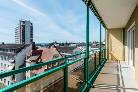 FAMILIENWOHNUNG IM STADTZENTRUM / 1. Nettomietzins GRATIS - Photo 2