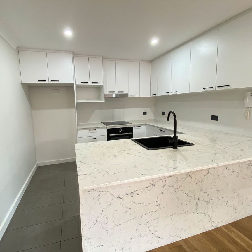 Sunlit, Spacious & Exceptionally Located - A Must-See Three-Bedroom Apartment! - Photo 1