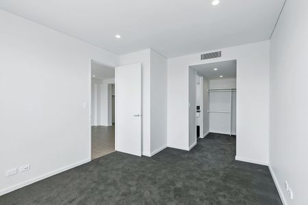 Luxuriously Appointed Three Bedroom Apartment - Photo 3