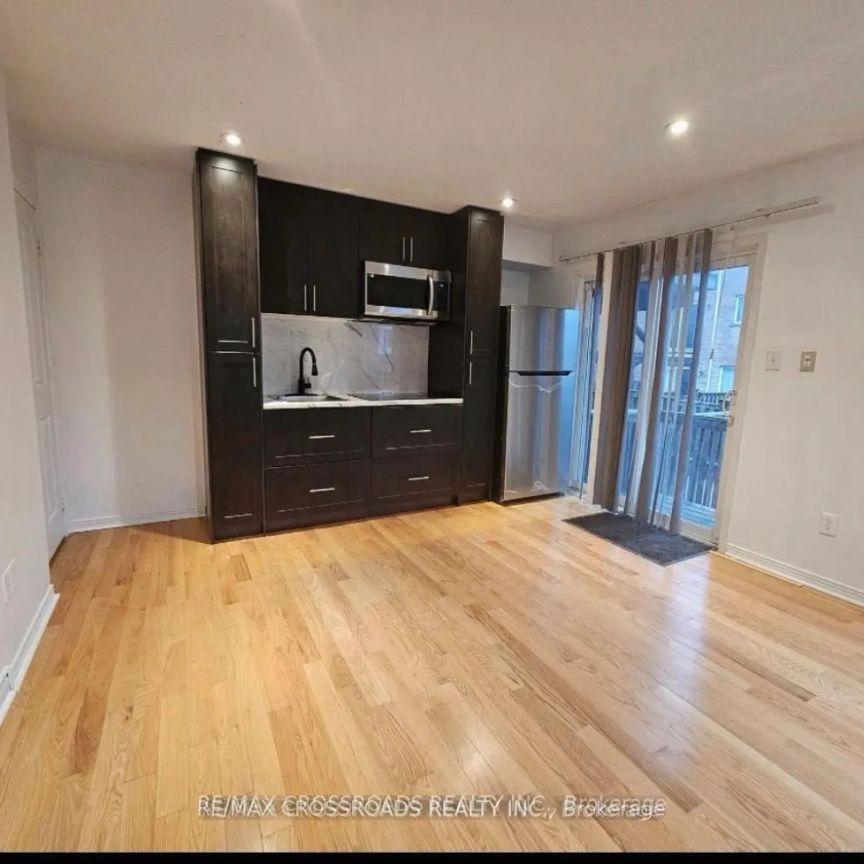 21 WILKES CRESCENT E - Photo 1