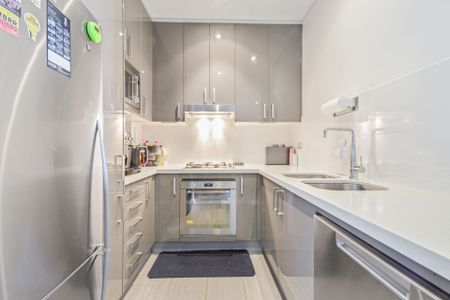 Sun drenched, cool and ultra private apartment with timber floors - Photo 4