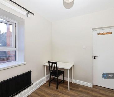 1 bedroom in a flat share to rent - Photo 2