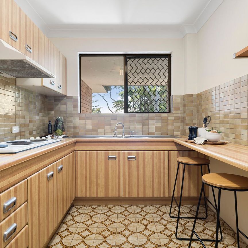 Spacious Apartment with Leafy Park Views! - Photo 1