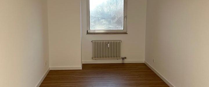 Modernisierte 2-Zi.-Wohnung (60 m²) mit sonnigem Balkon, EBK,TG + - Photo 1