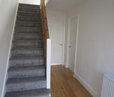 3 bedroom Semi-detached house To Let - Photo 4